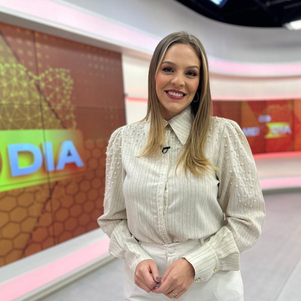 Camisa em linho com bordado manual em pérolas