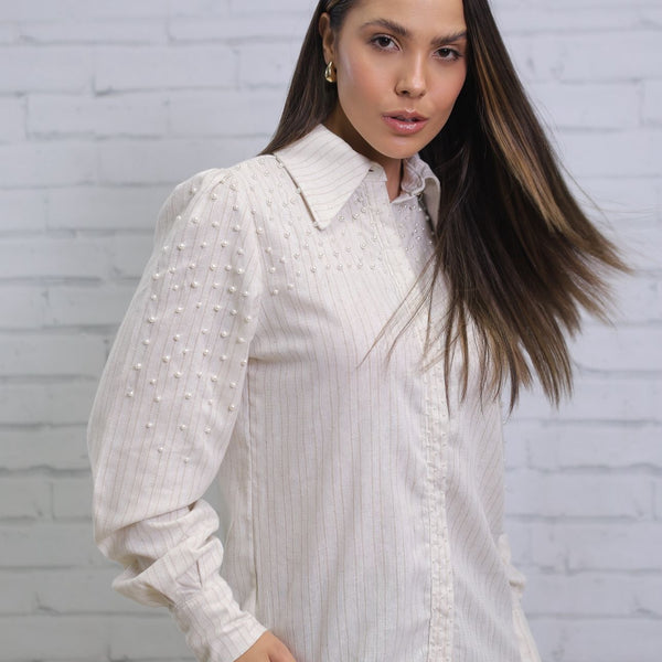 Camisa em linho com bordado manual em pérolas