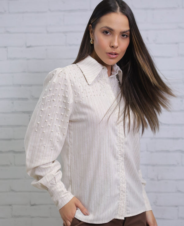 Camisa em linho com bordado manual em pérolas