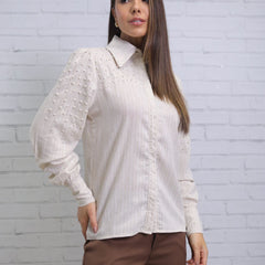 Camisa em linho com bordado manual em pérolas