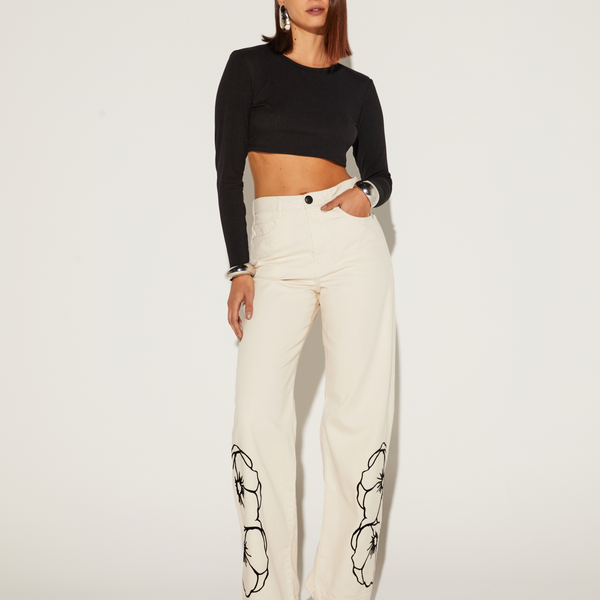 CALÇA FEMININA WIDELEG APLICAÇÃO JEANS ONÇA PRETA